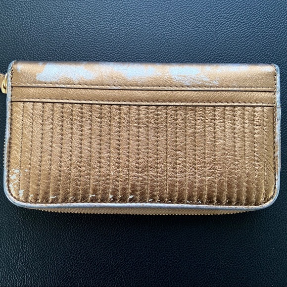 Burberry Gold ZIP Around Wallet - Picture 2 of 7